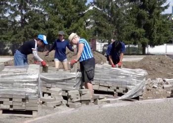 /VIDEO/ Svijet je stigao u Tutin: volonteri iz sedam zemalja uređuju učionicu na otvorenom