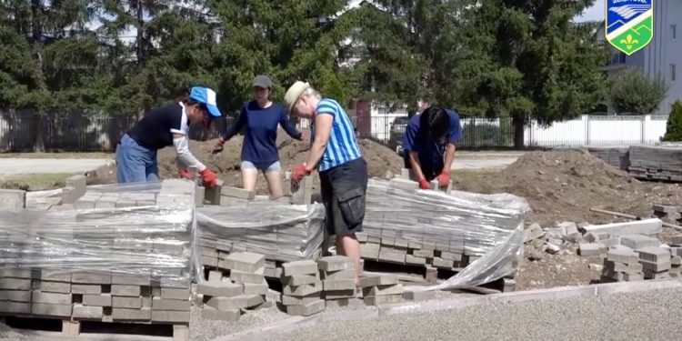 /VIDEO/ Svijet je stigao u Tutin: volonteri iz sedam zemalja uređuju učionicu na otvorenom